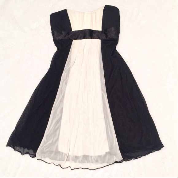 🛍Black & White Strapless Shift Dress🛍 - Picture 2 of 5